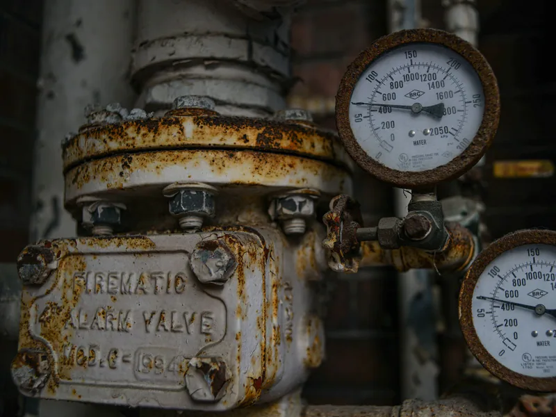 Pressure gauges mounted on an aged industrial hydraulic valve