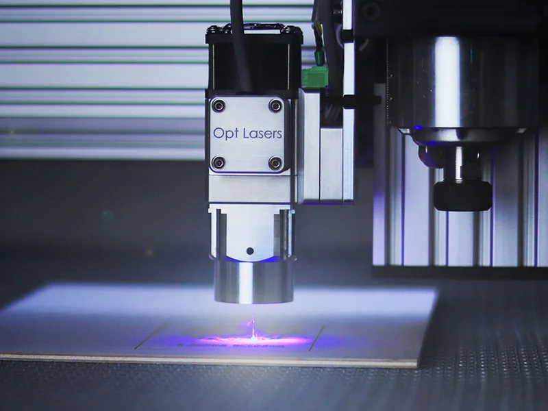 Laser engraving head operating above a flat metal surface