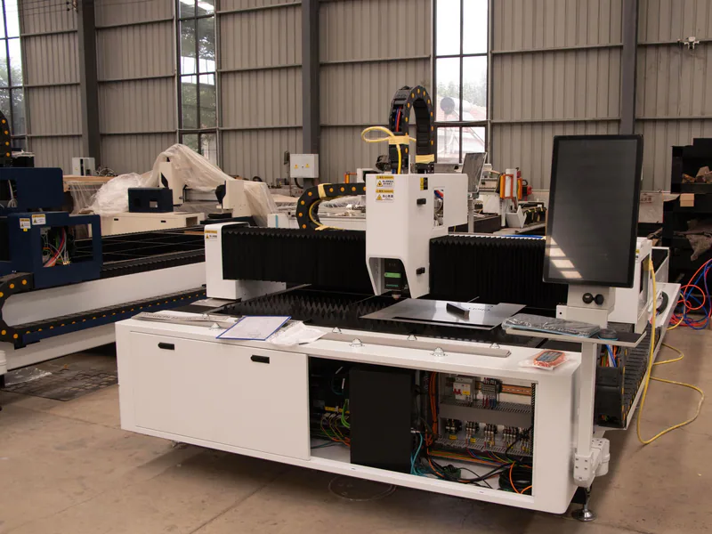 Compact CNC metalworking cell suited to flexible in-house production