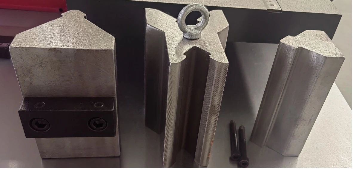 Industrial bending punch and die tooling sets with different profiles arranged for quick changeover