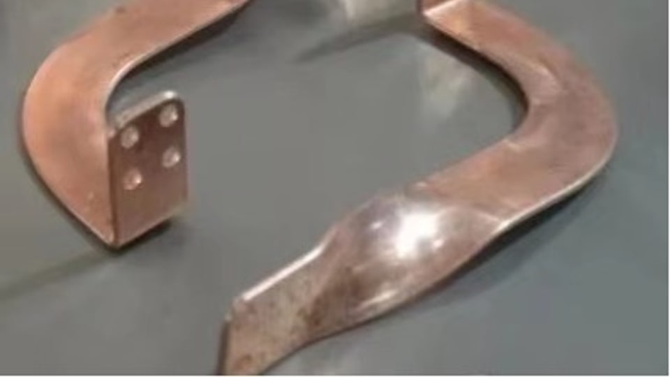 Low-profile U-bend copper busbar formed for high-voltage EV battery layouts